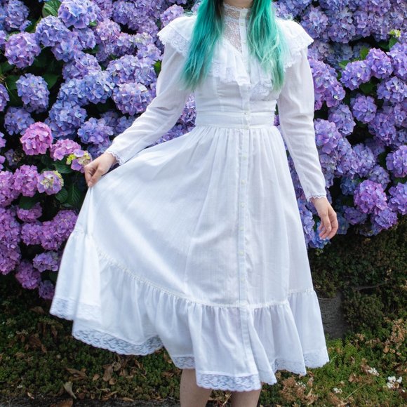 White gunnesax prarie dress with buttons down the front - Picture 3 of 8
